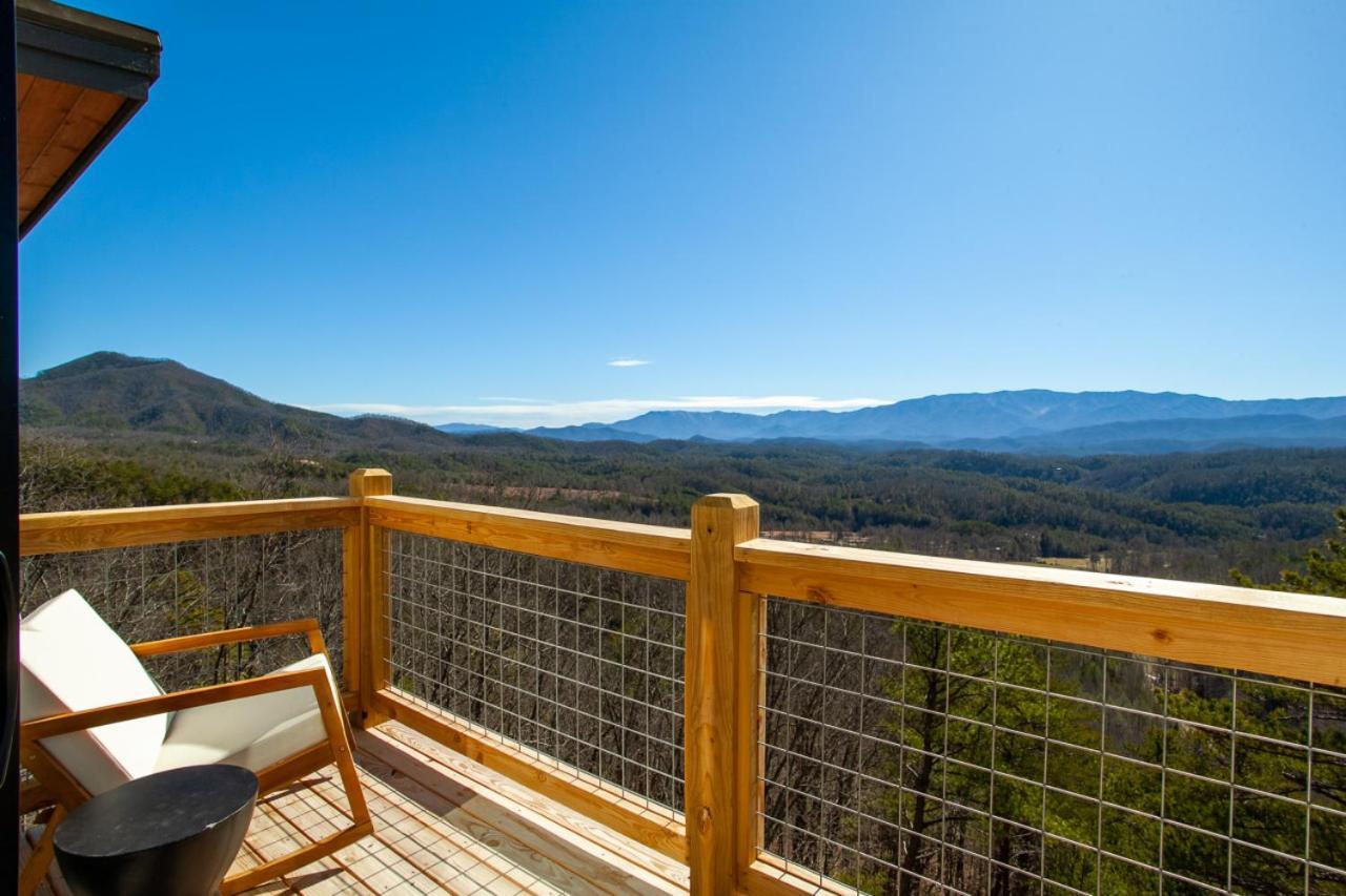 3 Pines Lodges Luxury Mountain View Hot Tub Севьервилл Экстерьер фото