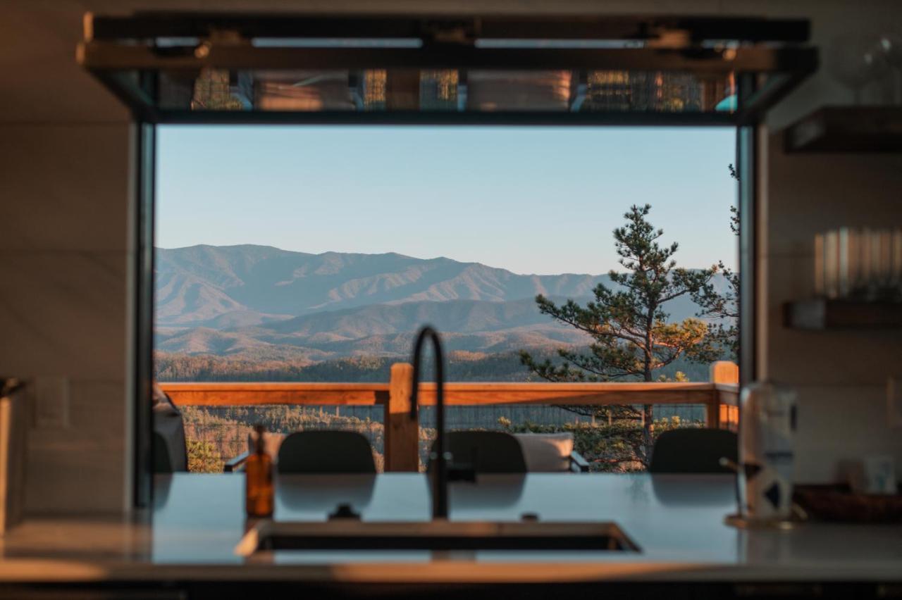 3 Pines Lodges Luxury Mountain View Hot Tub Севьервилл Экстерьер фото