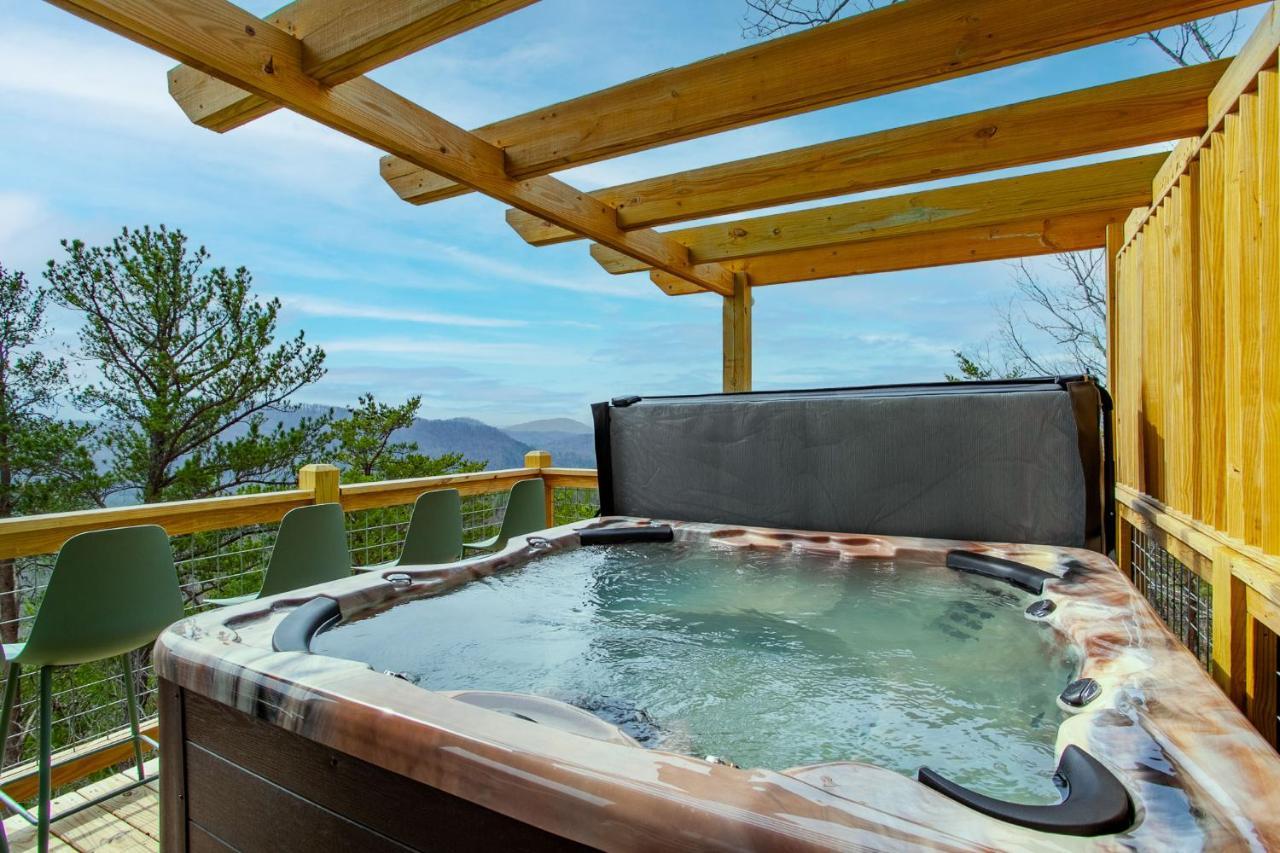 3 Pines Lodges Luxury Mountain View Hot Tub Севьервилл Экстерьер фото