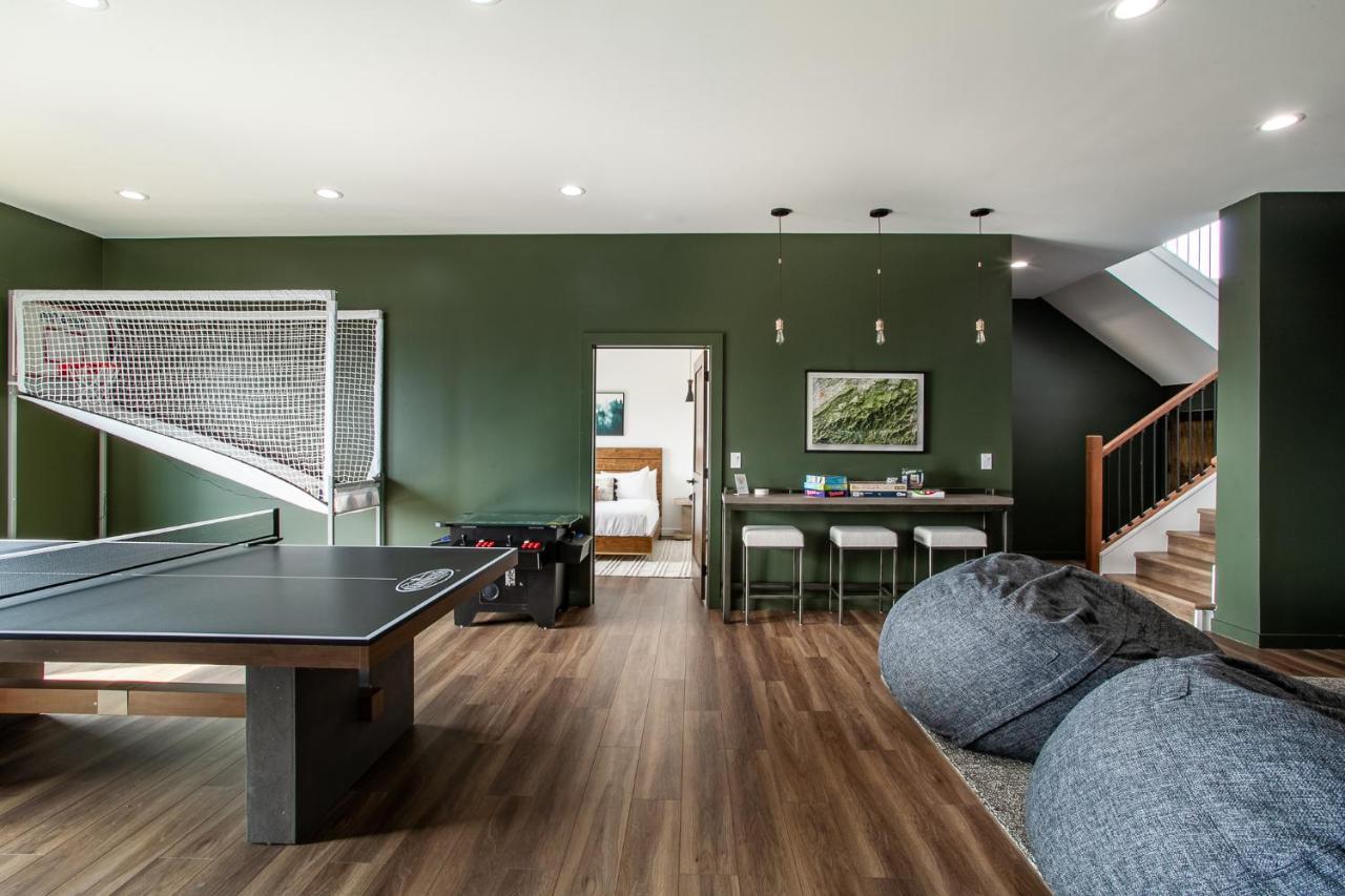 3 Pines Lodges Luxury Mountain View Hot Tub Севьервилл Экстерьер фото