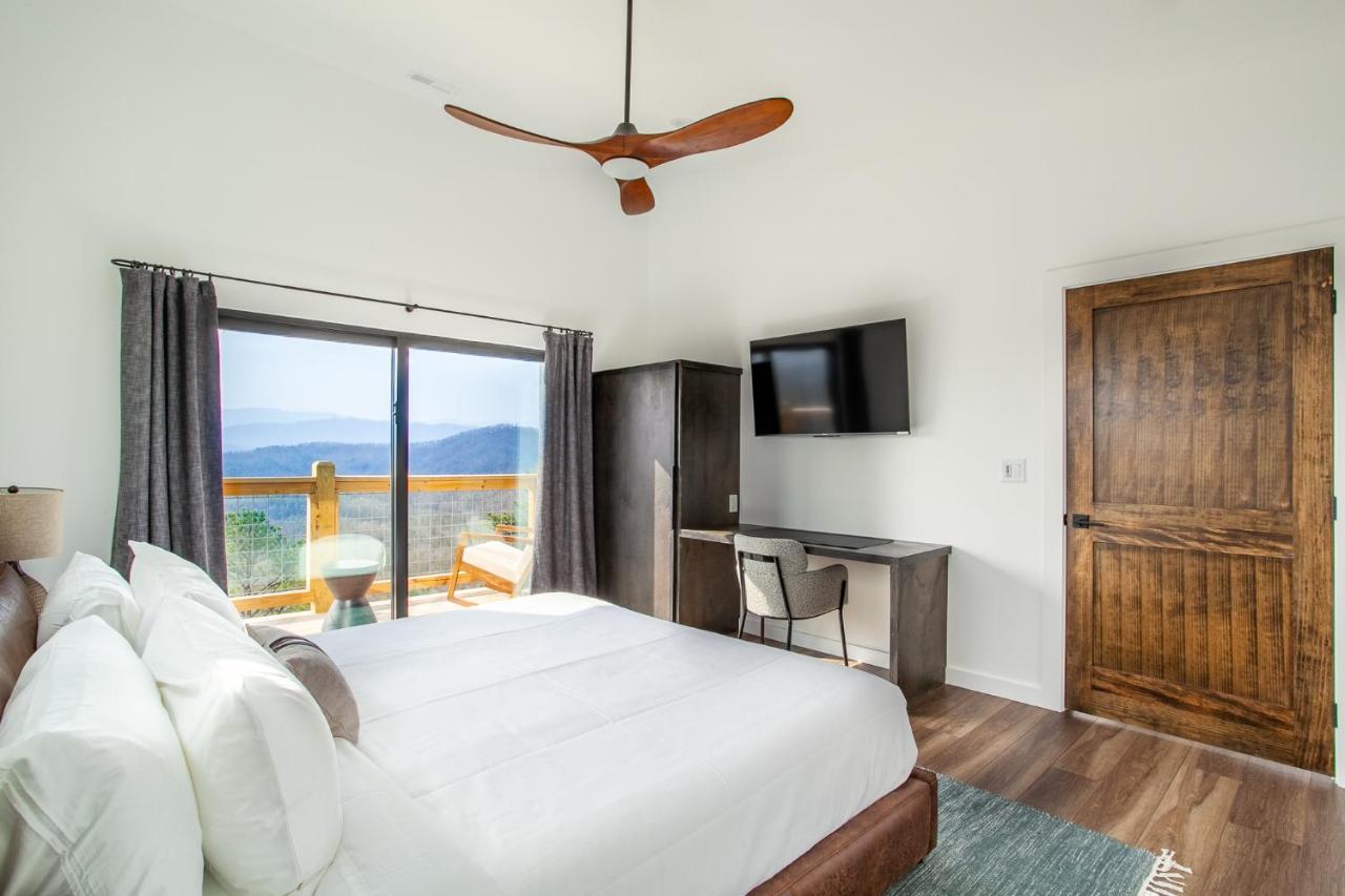 3 Pines Lodges Luxury Mountain View Hot Tub Севьервилл Экстерьер фото