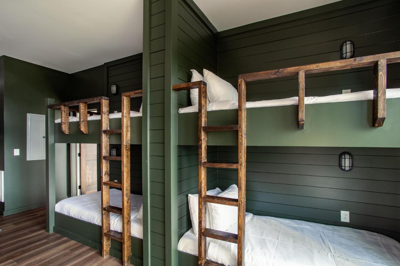 3 Pines Lodges Luxury Mountain View Hot Tub Севьервилл Экстерьер фото