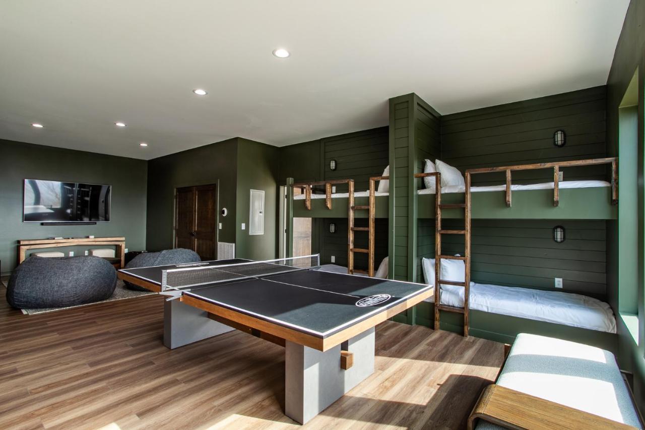 3 Pines Lodges Luxury Mountain View Hot Tub Севьервилл Экстерьер фото