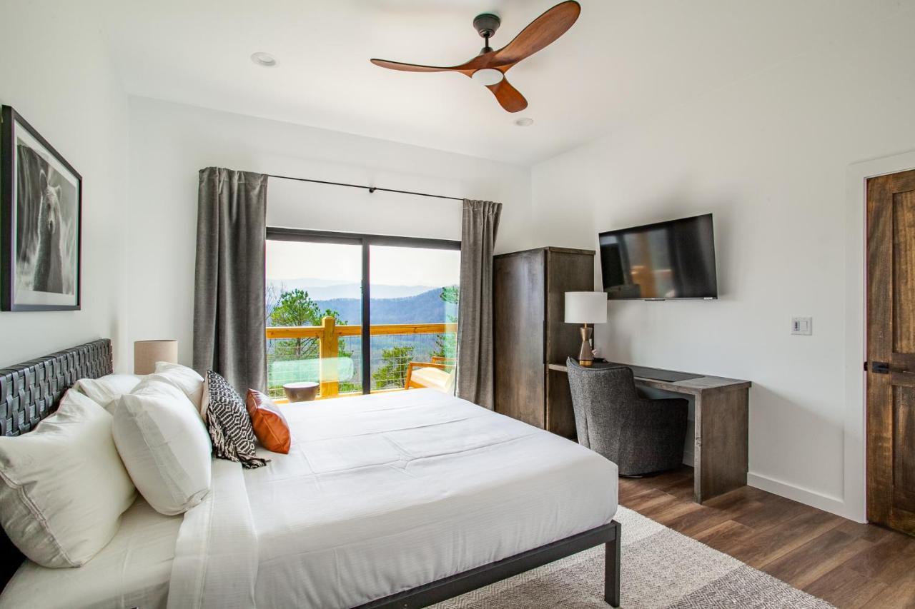 3 Pines Lodges Luxury Mountain View Hot Tub Севьервилл Экстерьер фото