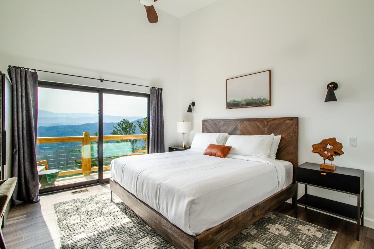 3 Pines Lodges Luxury Mountain View Hot Tub Севьервилл Экстерьер фото